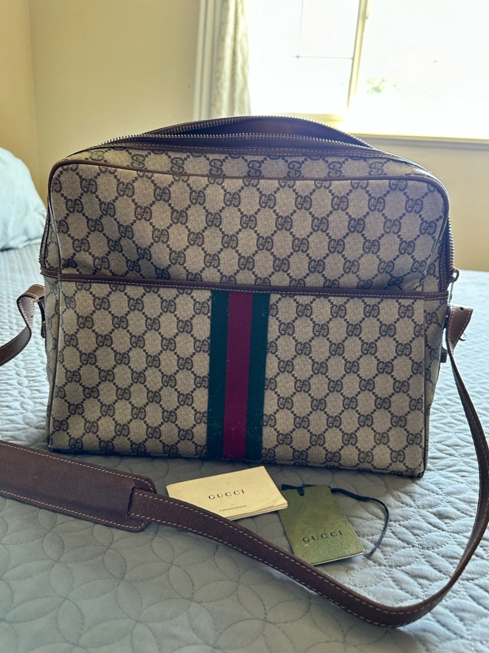 Beis Gucci Beige GG Supreme Messenger with Green & Red Web Stripe